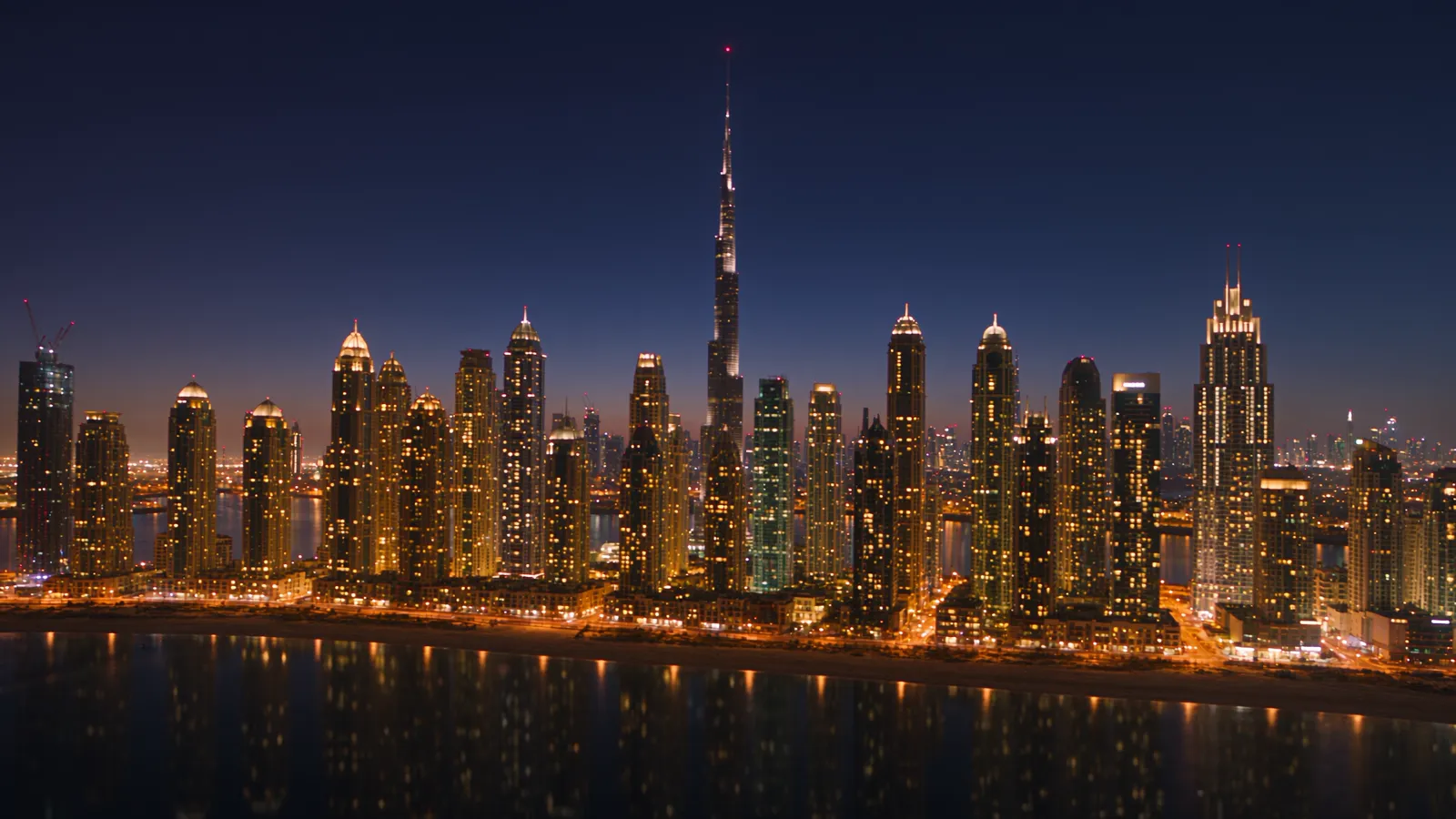 Skyline de Dubaï de nuit (illustration générée par IA)