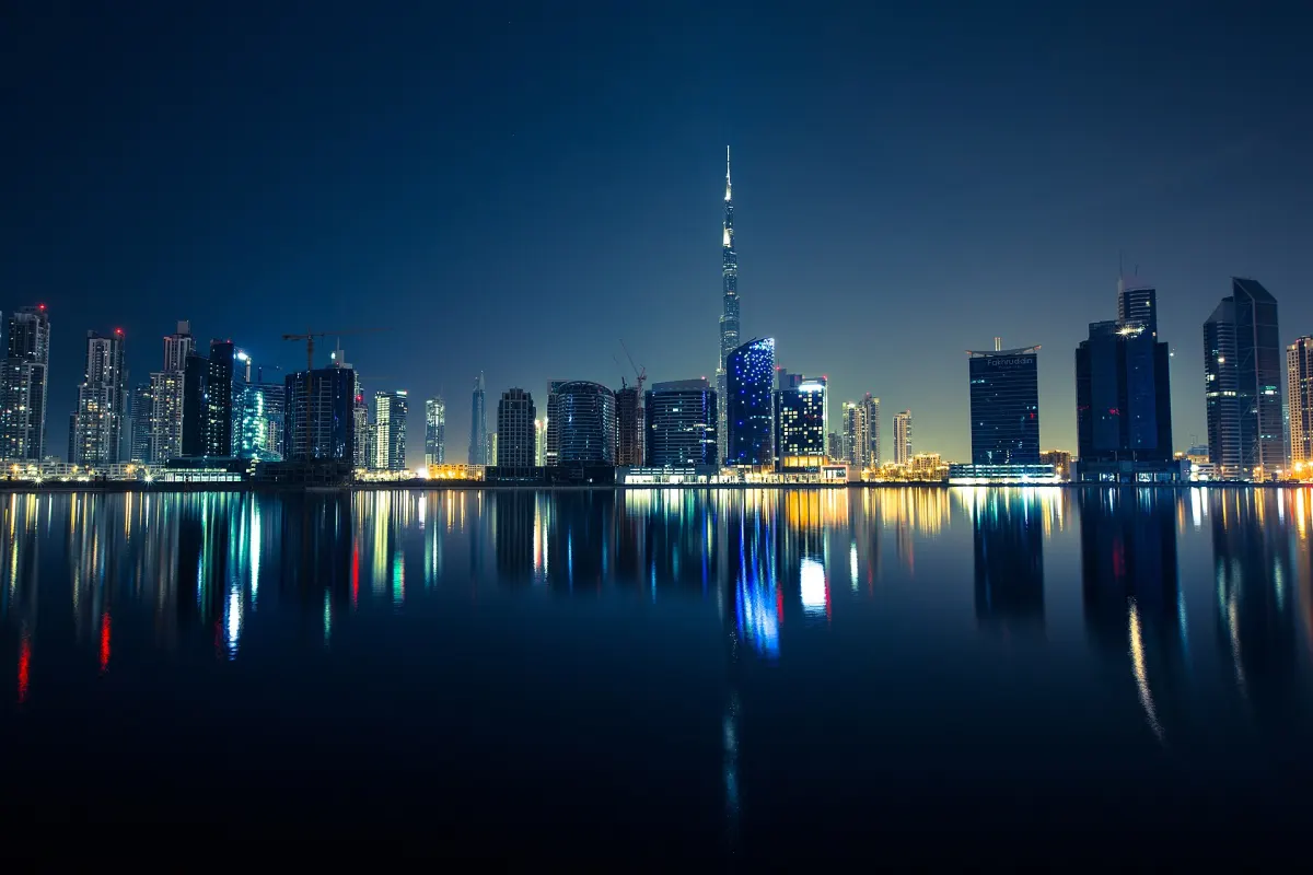 Canal de Business Bay et Burj Khalifa de nuit