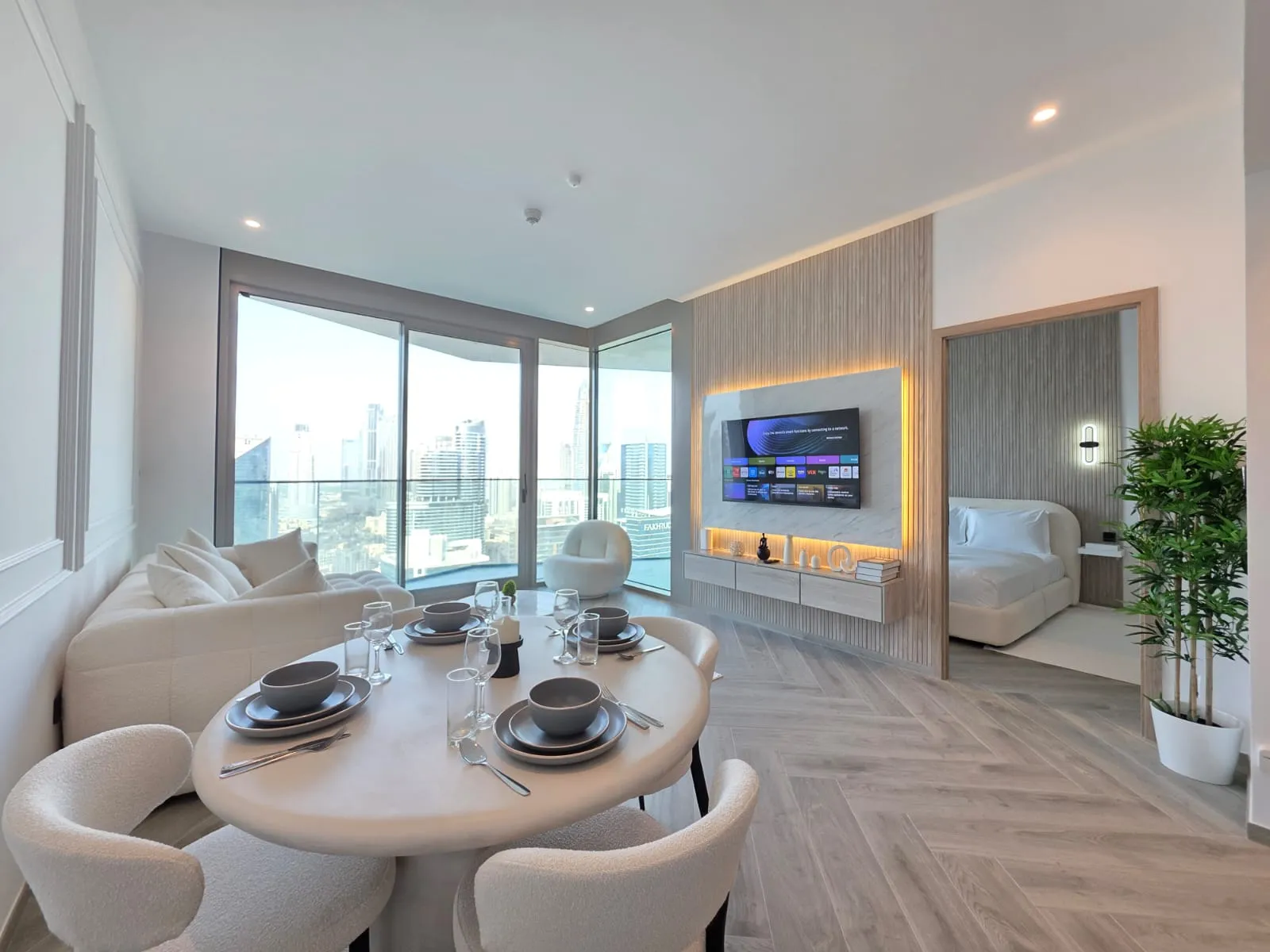 Séjour avec mur TV bois et LED et coin repas