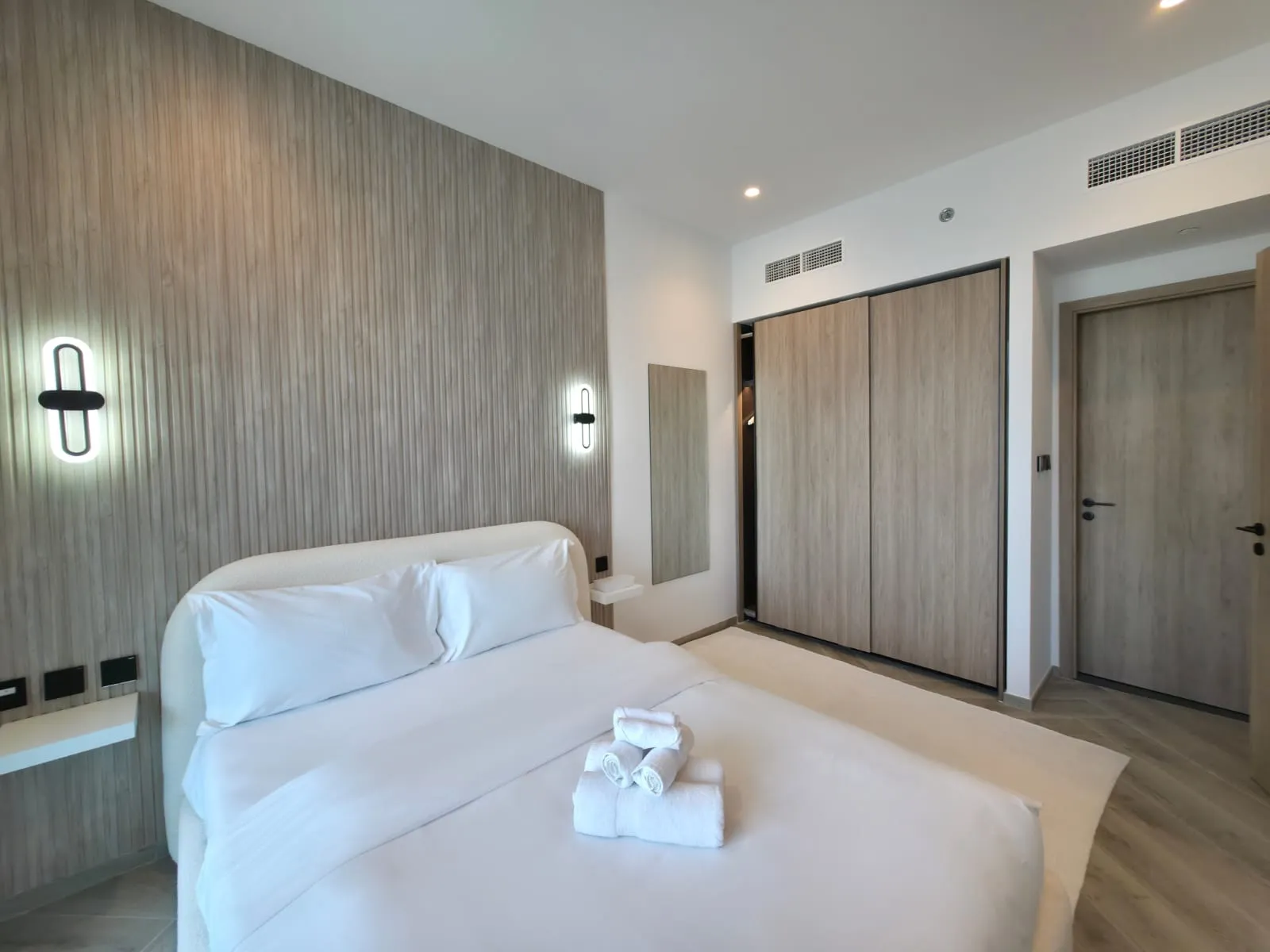 Chambre avec tête de lit en lames de bois