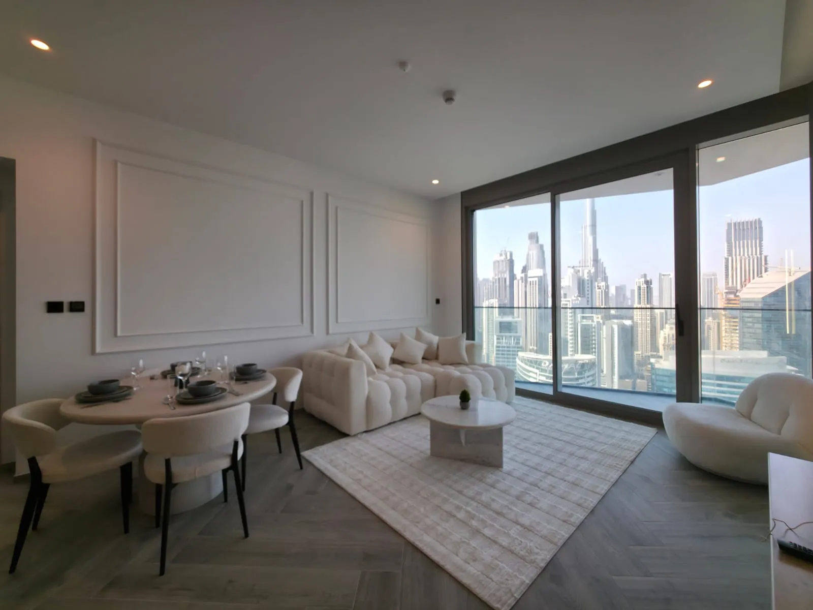 Séjour avec vue sur la skyline de Dubaï